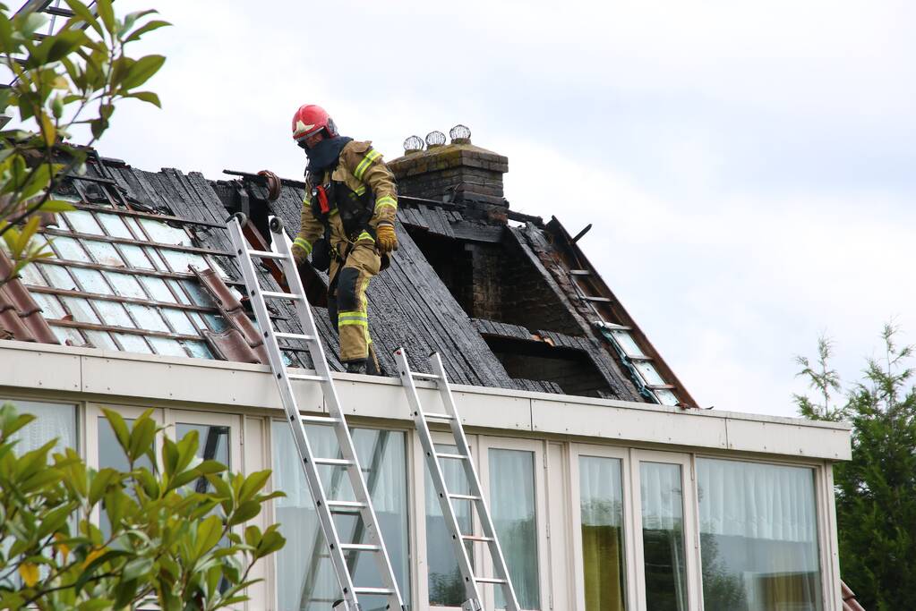 Flinke schade aan dak na woningbrand