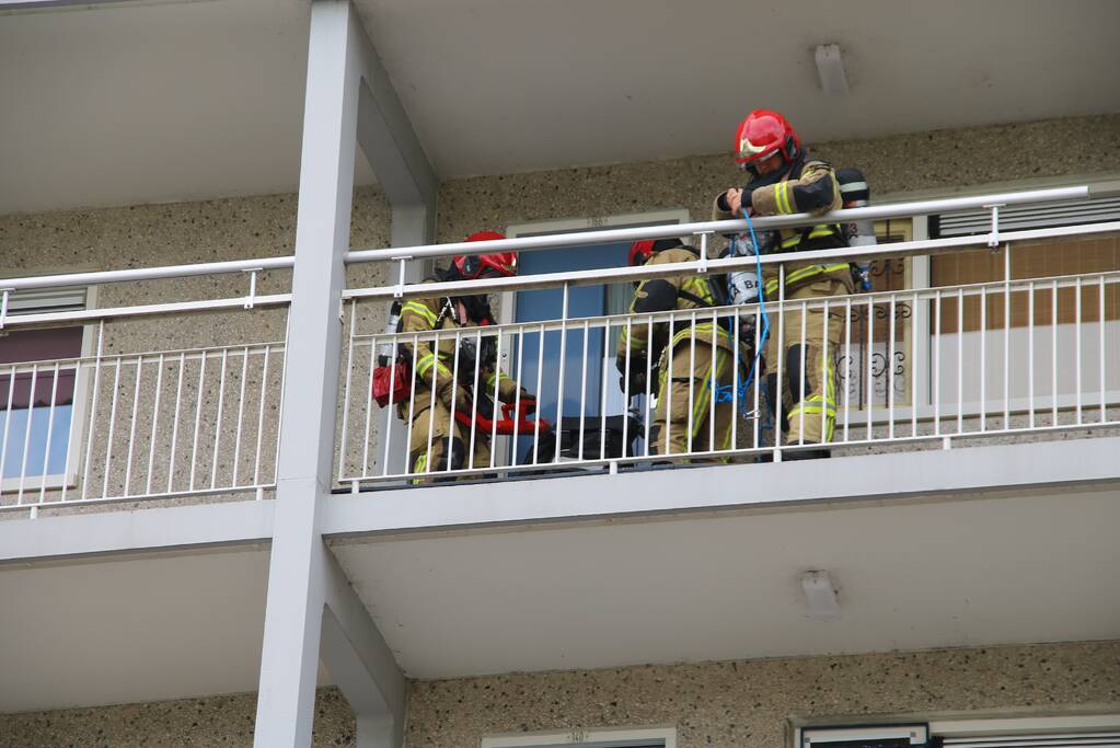 Deur flatwoning geforceerd voor pan op het vuur