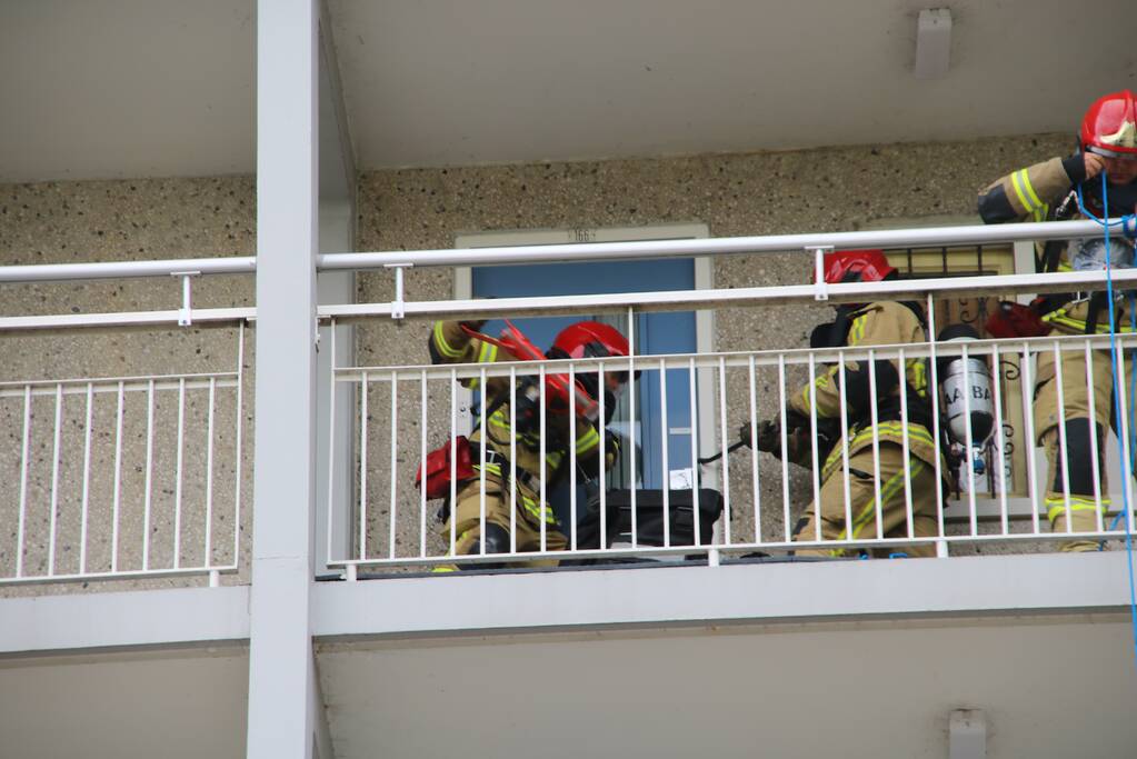 Deur flatwoning geforceerd voor pan op het vuur