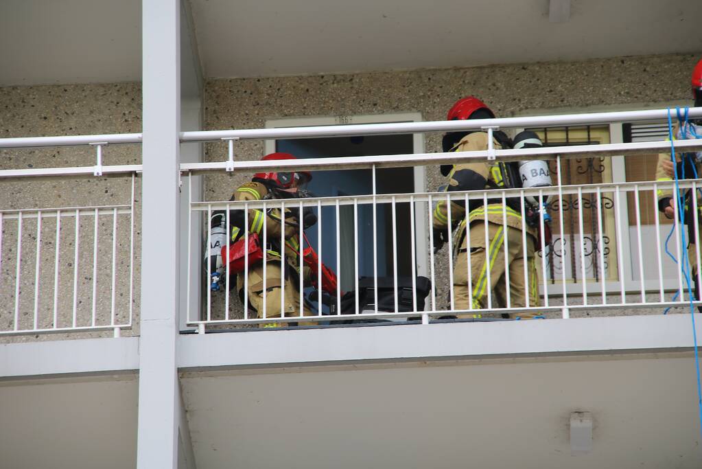Deur flatwoning geforceerd voor pan op het vuur