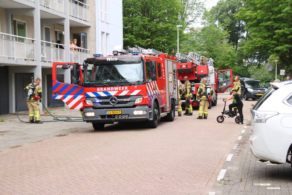 Deur flatwoning geforceerd voor pan op het vuur