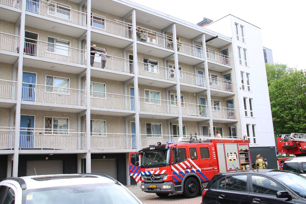 Deur flatwoning geforceerd voor pan op het vuur