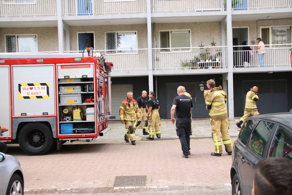 Deur flatwoning geforceerd voor pan op het vuur