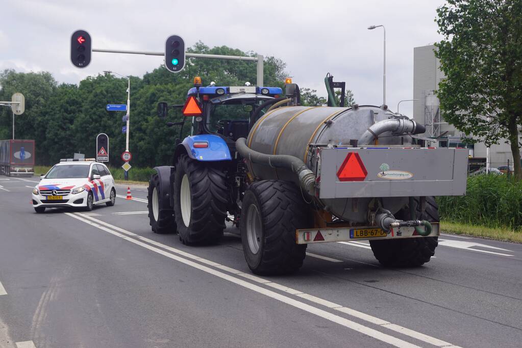 Vrachtwagen komt met pech te staan door brand