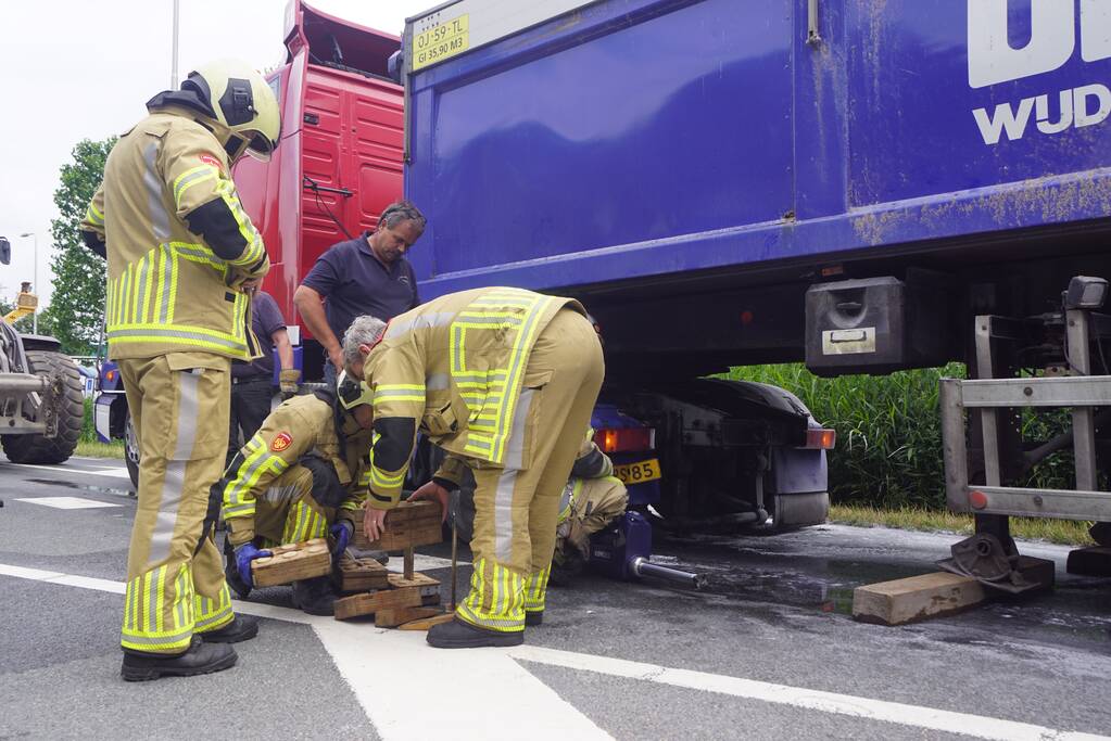 Vrachtwagen komt met pech te staan door brand