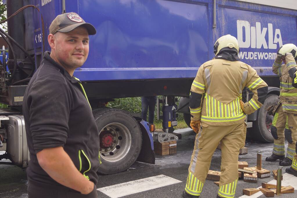 Vrachtwagen komt met pech te staan door brand
