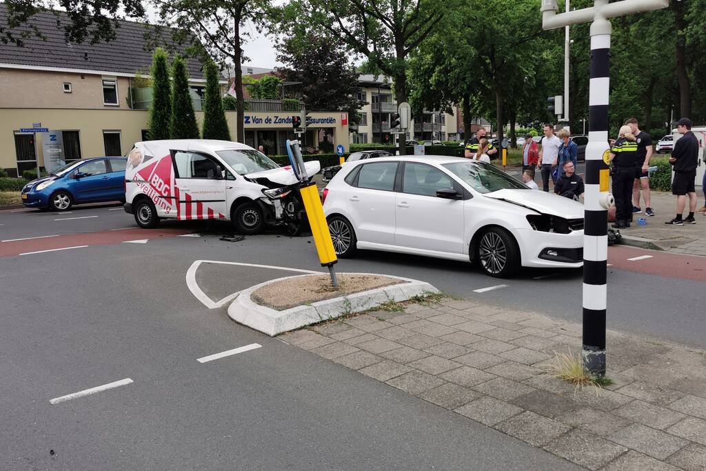 Bestelwagen en personenauto botsen op kruising