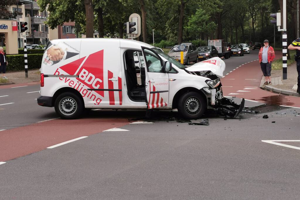 Bestelwagen en personenauto botsen op kruising