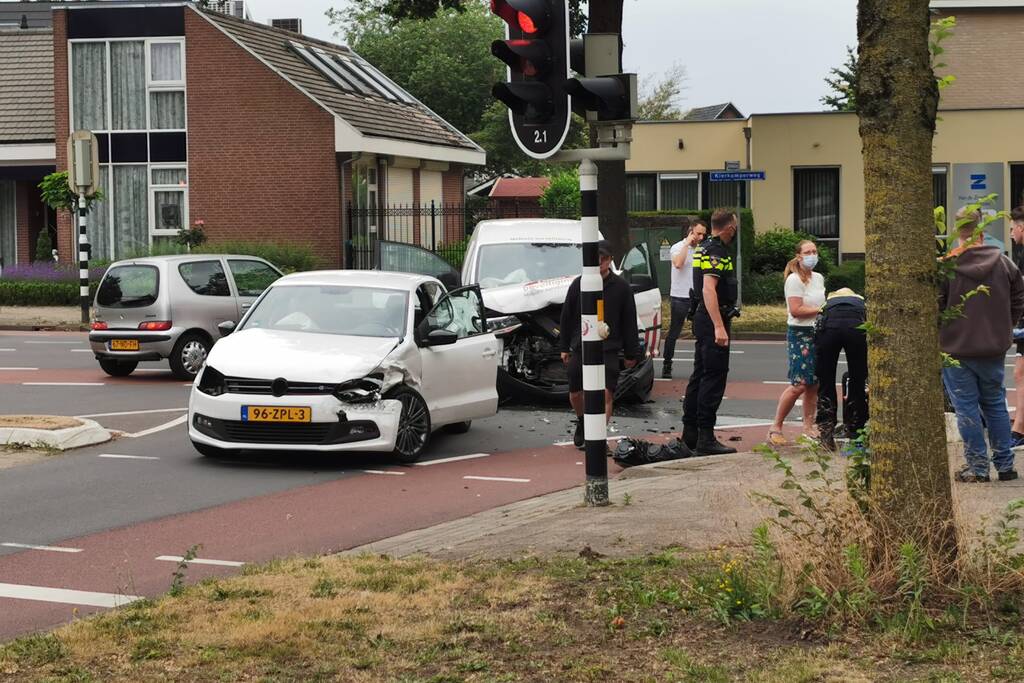Bestelwagen en personenauto botsen op kruising