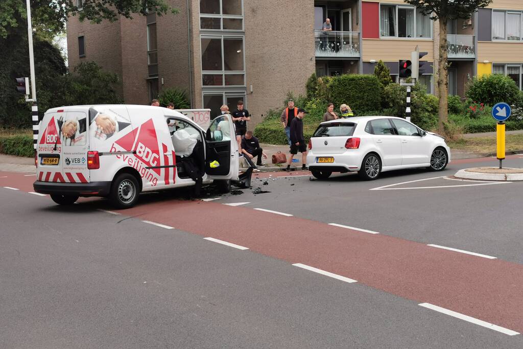Bestelwagen en personenauto botsen op kruising