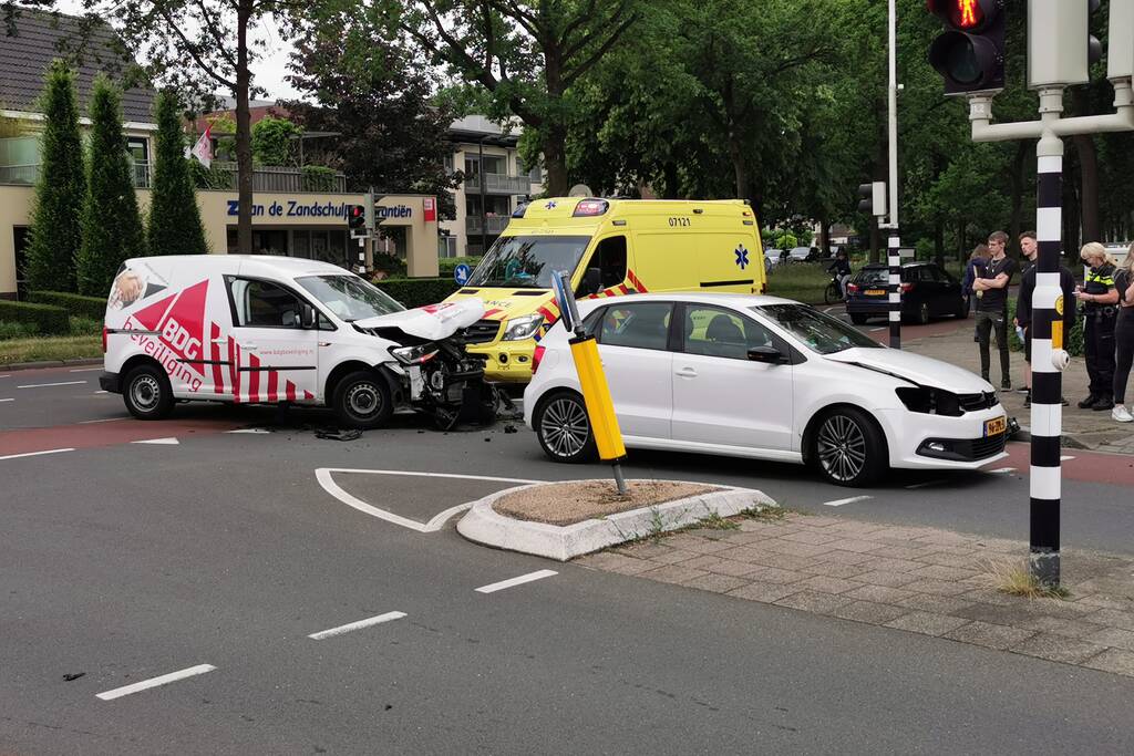 Bestelwagen en personenauto botsen op kruising