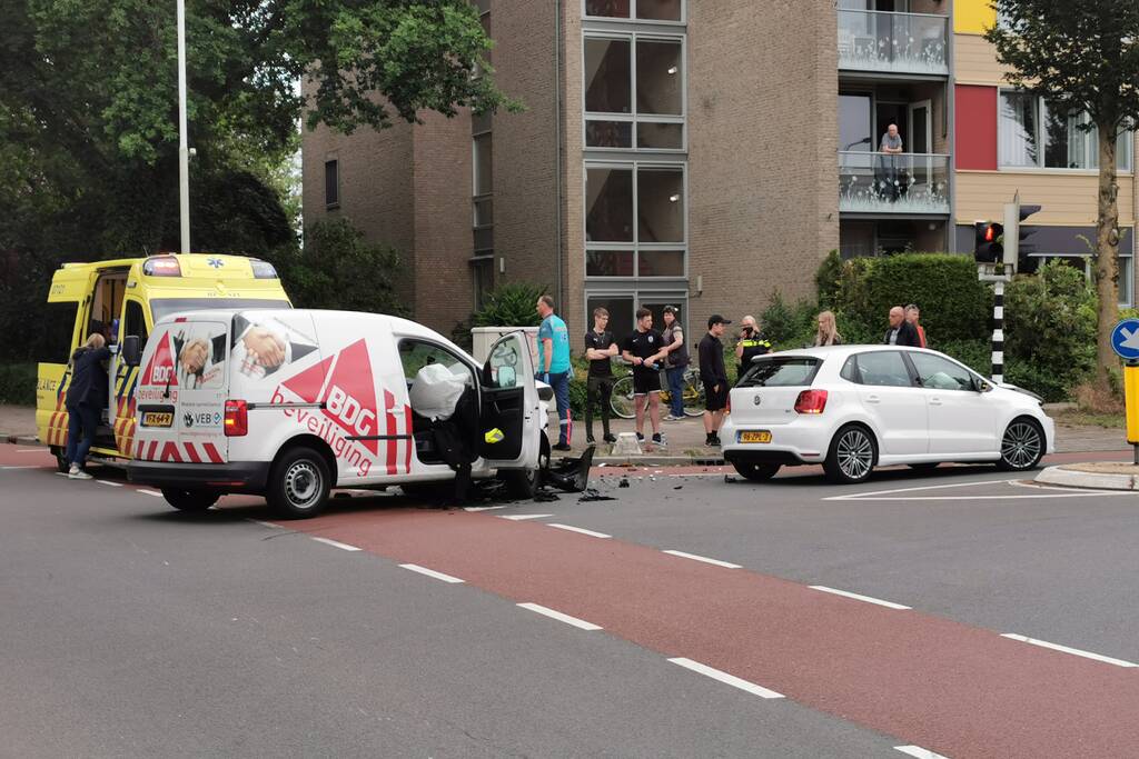Bestelwagen en personenauto botsen op kruising