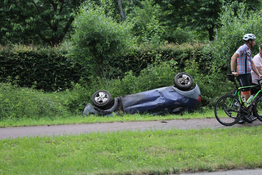 Auto op zijn kop in de sloot