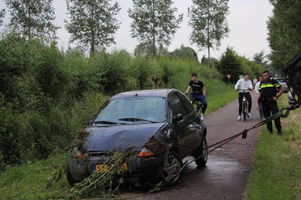 Auto op zijn kop in de sloot