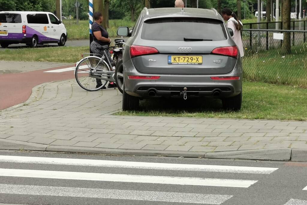 Auto en fietser botsen tegen elkaar op rotonde