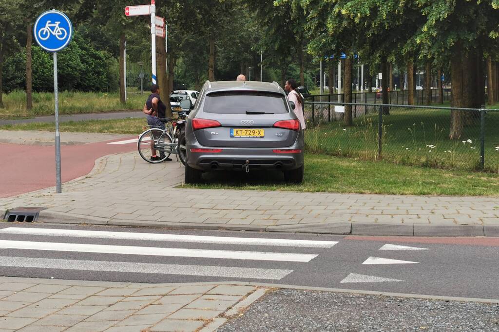 Auto en fietser botsen tegen elkaar op rotonde
