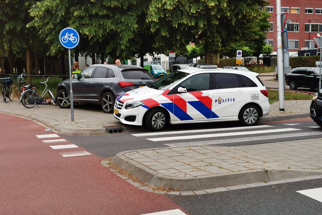 Auto en fietser botsen tegen elkaar op rotonde