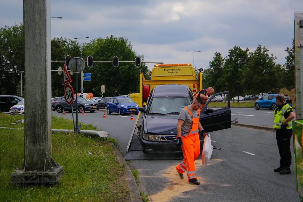 Auto vliegt uit de bocht en botst tegen lantaarnpaal