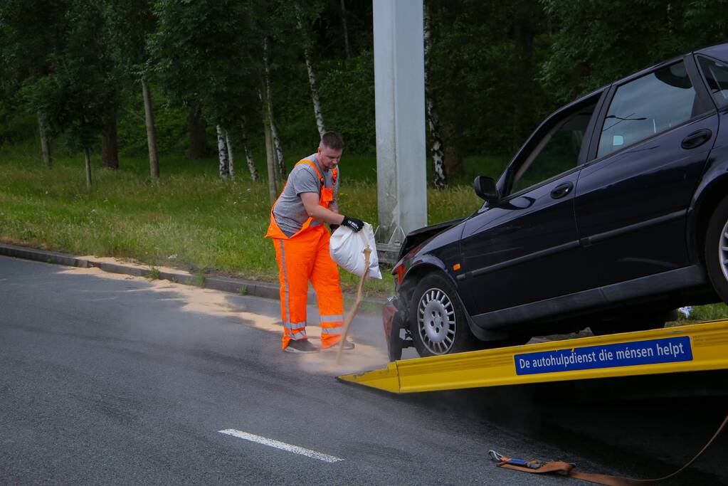 Auto vliegt uit de bocht en botst tegen lantaarnpaal