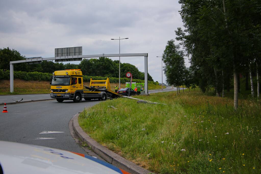 Auto vliegt uit de bocht en botst tegen lantaarnpaal