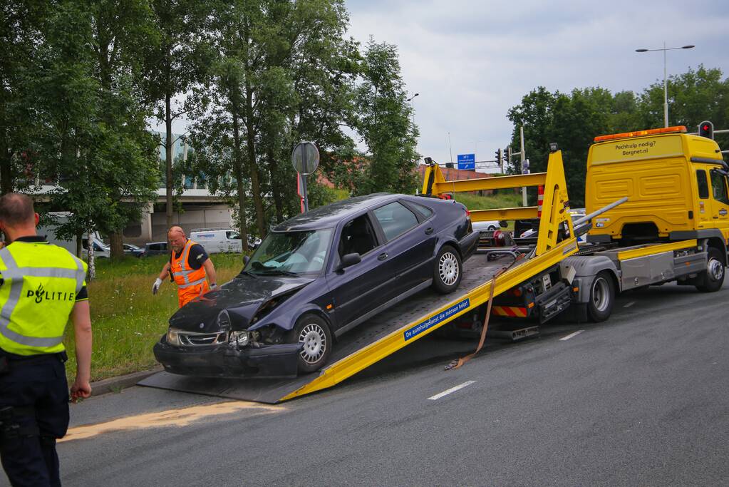 Auto vliegt uit de bocht en botst tegen lantaarnpaal