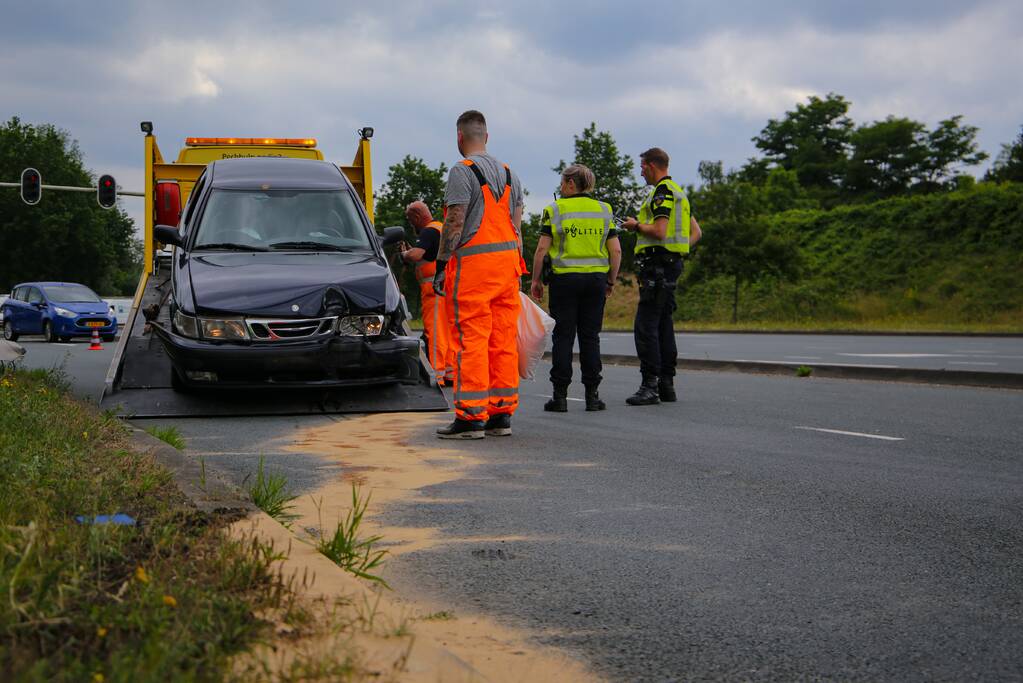 Auto vliegt uit de bocht en botst tegen lantaarnpaal