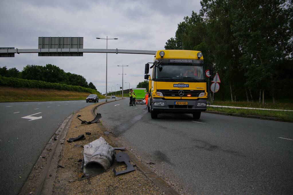 Auto vliegt uit de bocht en botst tegen lantaarnpaal