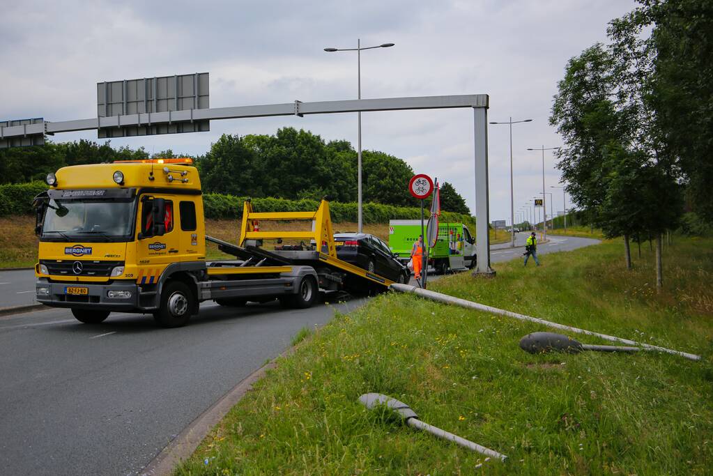 Auto vliegt uit de bocht en botst tegen lantaarnpaal