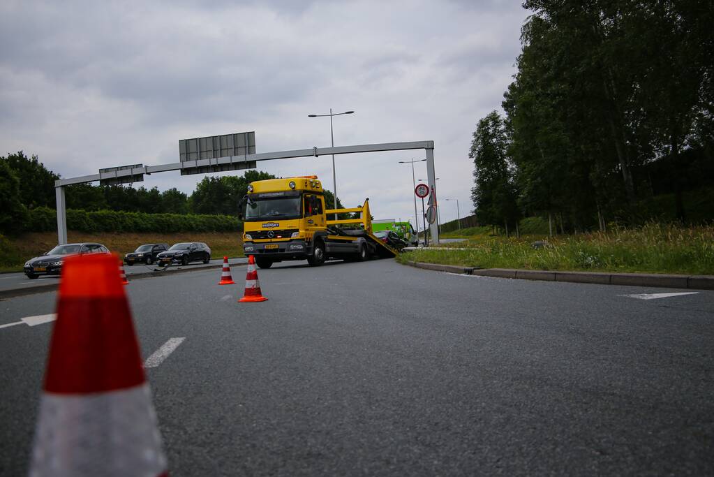 Auto vliegt uit de bocht en botst tegen lantaarnpaal