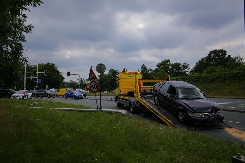 Auto vliegt uit de bocht en botst tegen lantaarnpaal