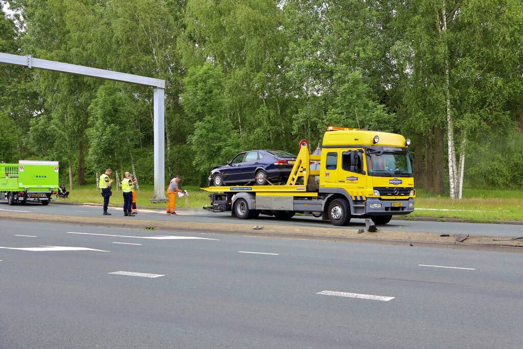 Auto vliegt uit de bocht en botst tegen lantaarnpaal