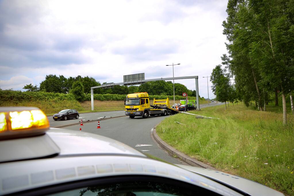 Auto vliegt uit de bocht en botst tegen lantaarnpaal