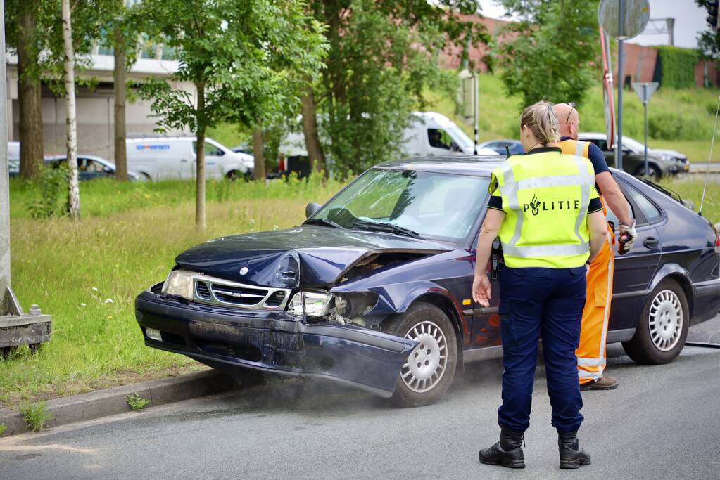 Auto vliegt uit de bocht en botst tegen lantaarnpaal