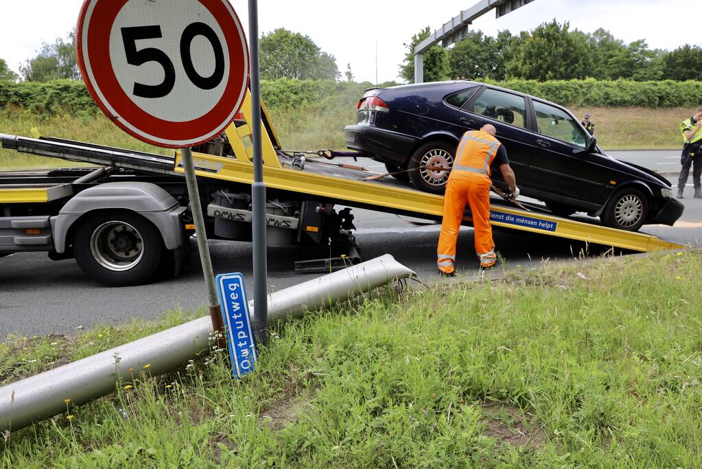 Auto vliegt uit de bocht en botst tegen lantaarnpaal