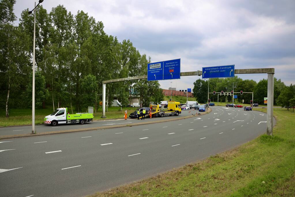 Auto vliegt uit de bocht en botst tegen lantaarnpaal