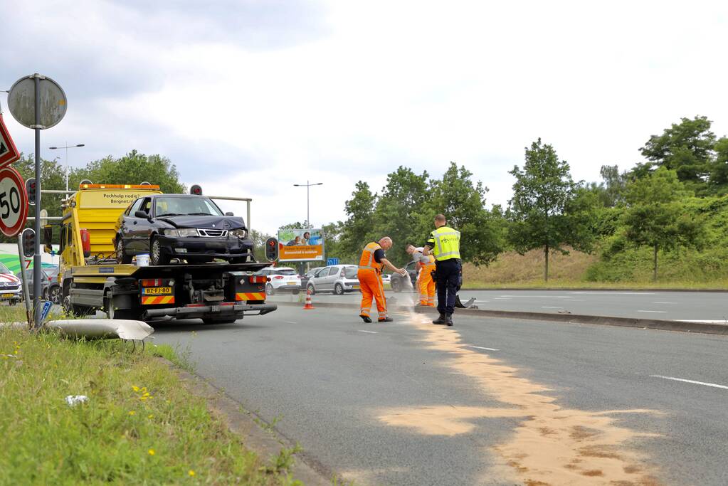 Auto vliegt uit de bocht en botst tegen lantaarnpaal