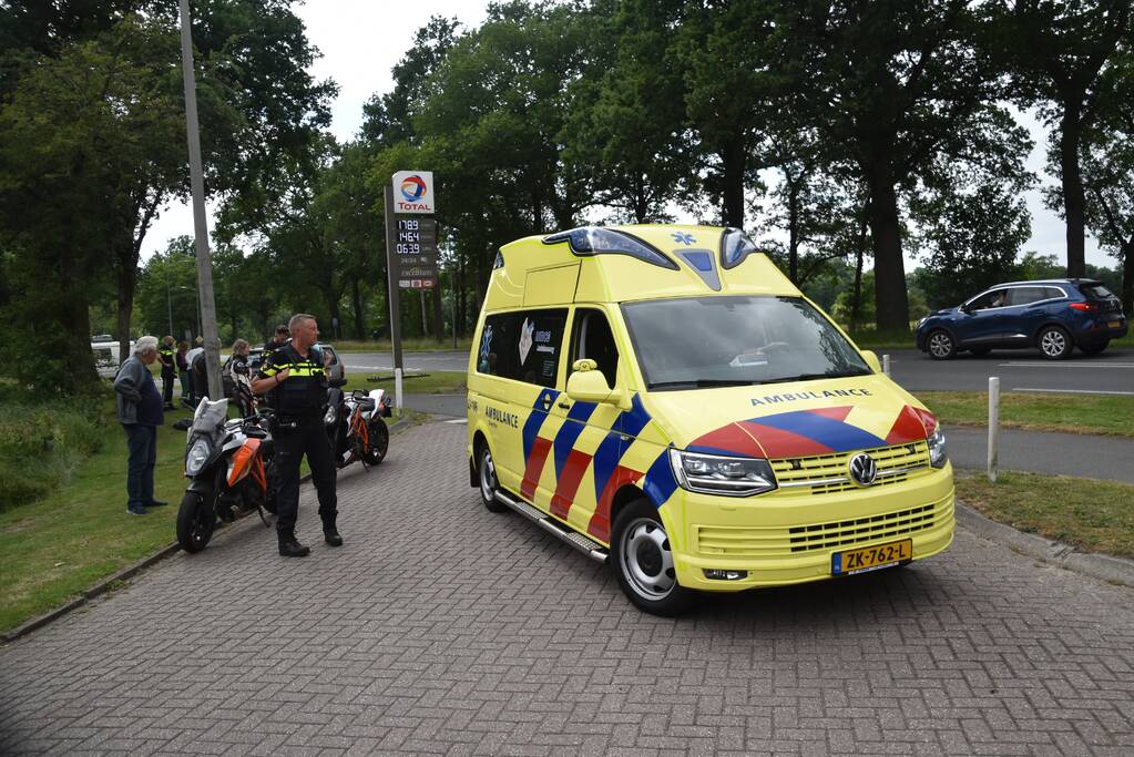 Motorrijdster botst op afslaande auto