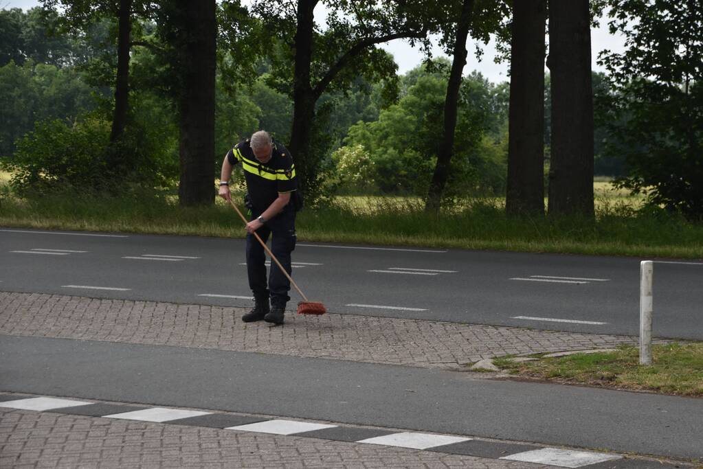 Motorrijdster botst op afslaande auto