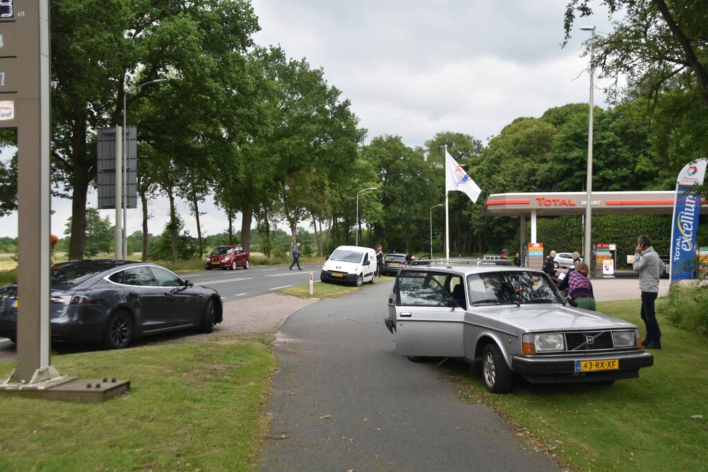 Motorrijdster botst op afslaande auto