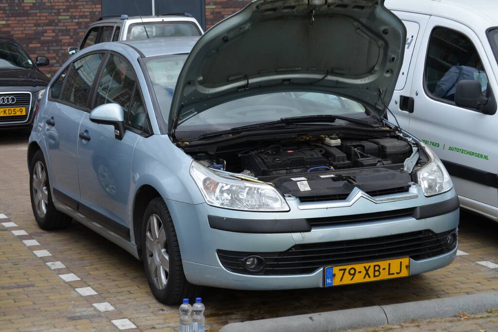 Beginnende autobrand geblust met fles water
