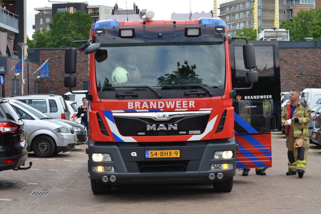 Beginnende autobrand geblust met fles water