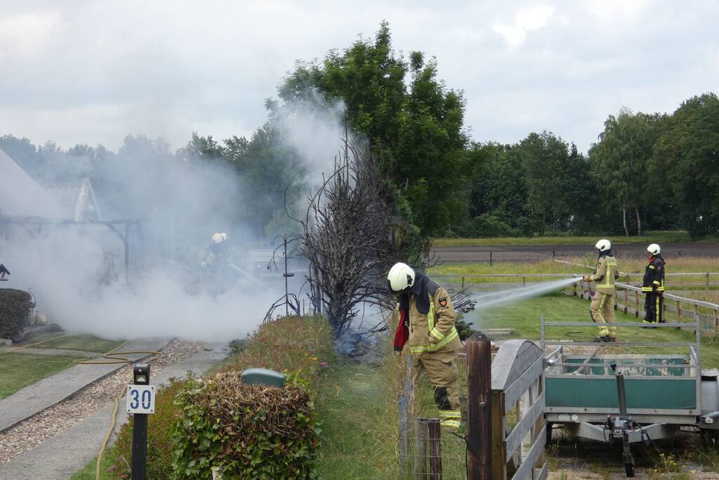 Stuk struiken gaan in vlammen op