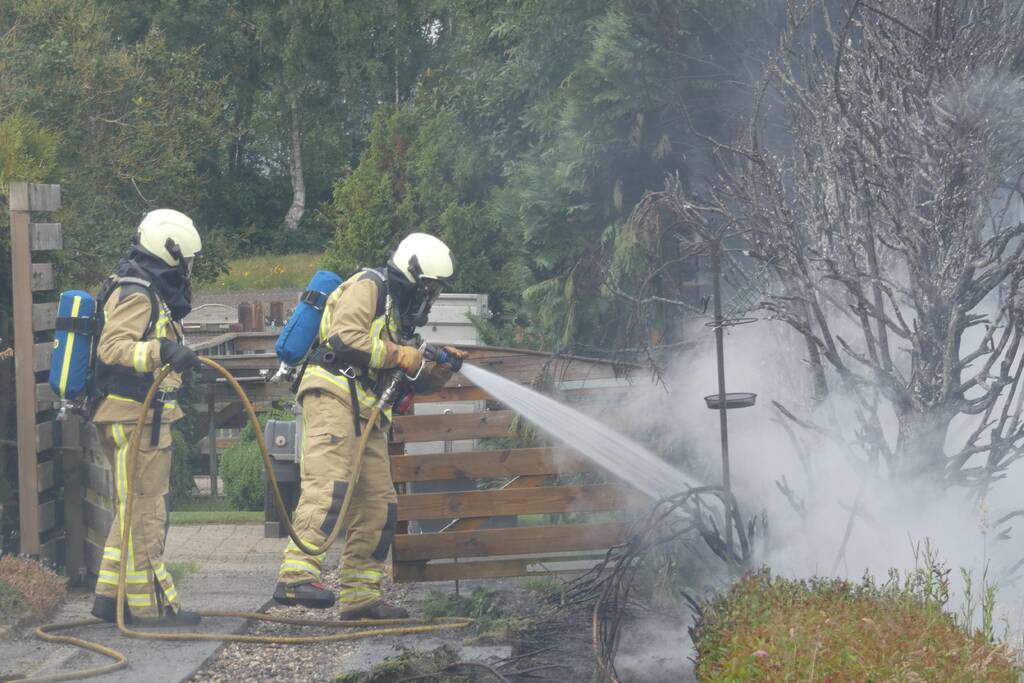 Stuk struiken gaan in vlammen op