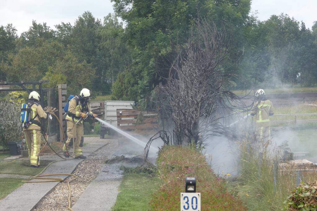 Stuk struiken gaan in vlammen op