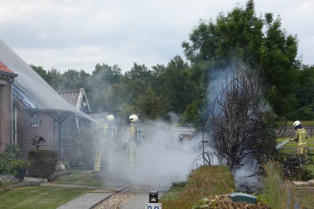 Stuk struiken gaan in vlammen op