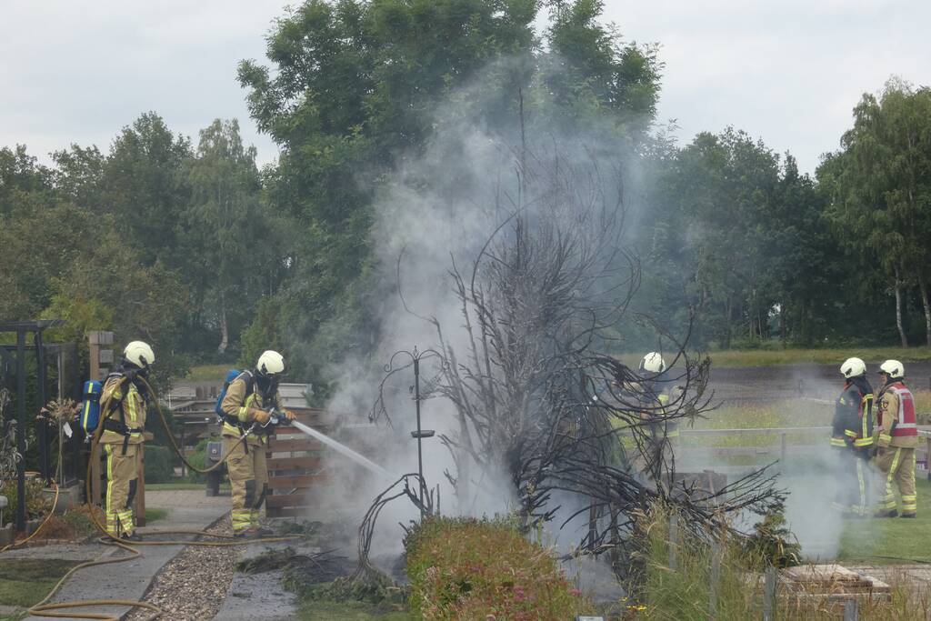 Stuk struiken gaan in vlammen op