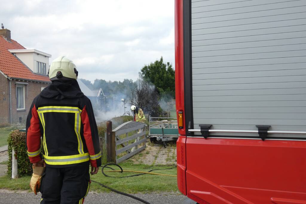 Stuk struiken gaan in vlammen op