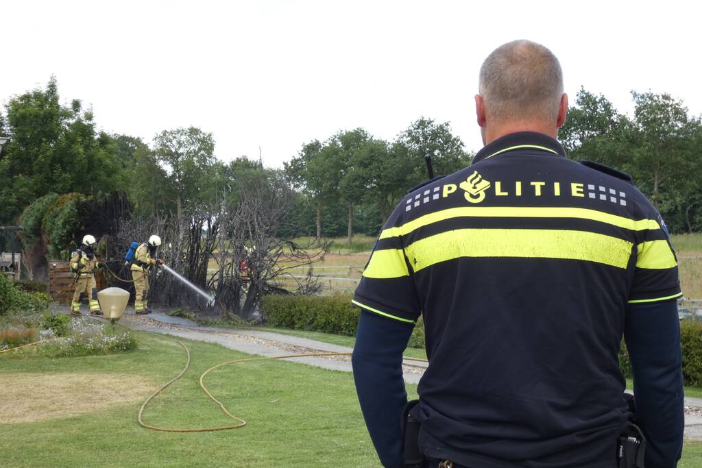 Stuk struiken gaan in vlammen op