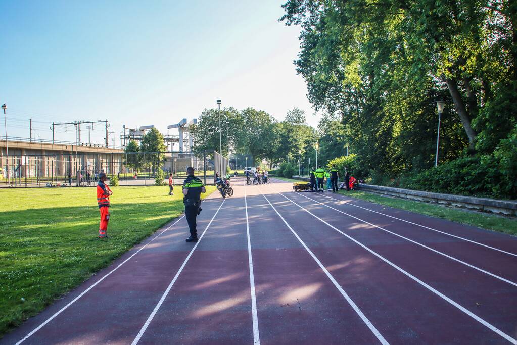 Persoon zwaargewond bij incident op atletiekbaan