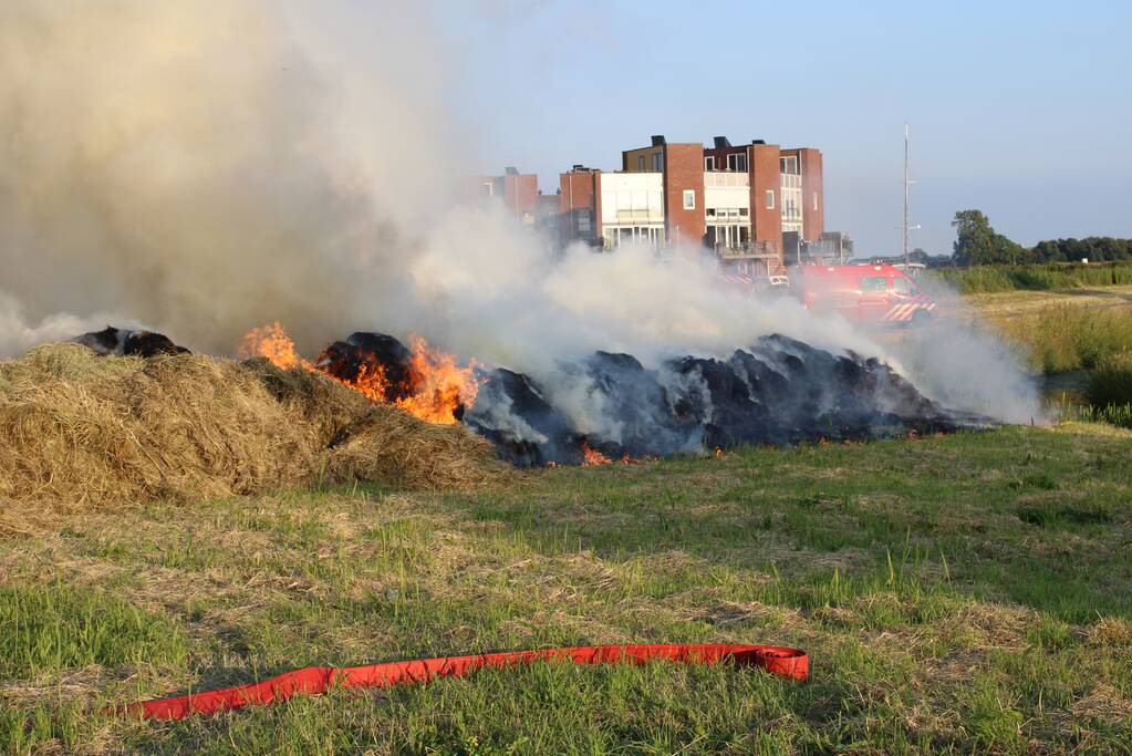 Veel rook bij brand in berg gras